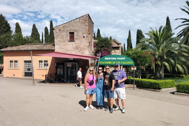 Foto di gruppo accanto alle catacombe